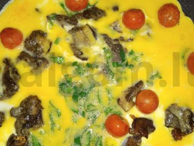 Omletas su baltosiomis grybais ir vyšniniais pomidorais Žingsnis 3