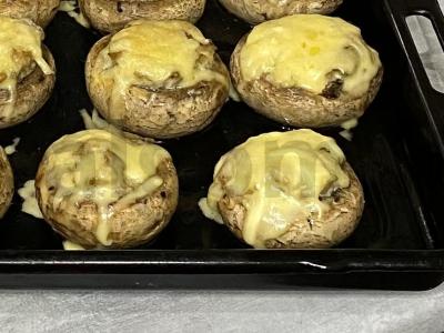 Įdaryti pievagrybiai orkaitėje per 30 minučių Žingsnis 4