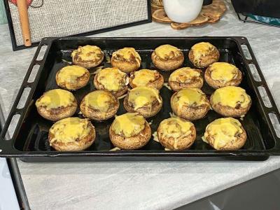 Įdaryti pievagrybiai orkaitėje per 30 minučių pagrindine nuotrauka