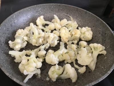 Skani žiedinė kopūstai, kepti su kiaušiniais Žingsnis 1