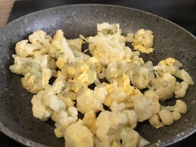 Skani žiedinė kopūstai, kepti su kiaušiniais Žingsnis 4