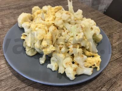 Skani žiedinė kopūstai, kepti su kiaušiniais pagrindine nuotrauka