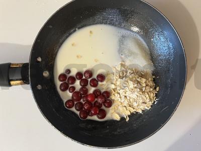 Pieno avižų košė su vyšnių uogomis Žingsnis 1