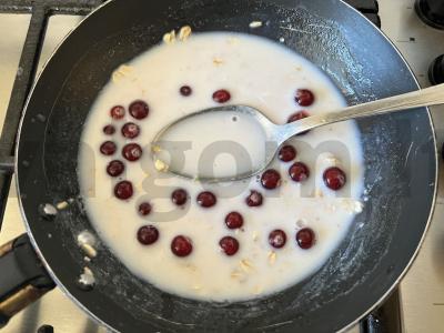 Pieno avižų košė su vyšnių uogomis Žingsnis 2