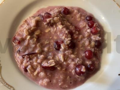 Pieno avižų košė su vyšnių uogomis pagrindine nuotrauka