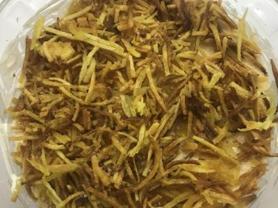 Salotos su bulvių šiaudeliais pagrindine nuotrauka