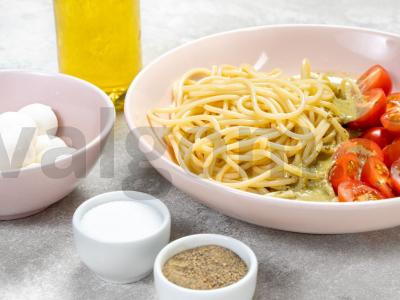 Spagečiai su pesto, vyšniniais pomidorais ir mocarela Žingsnis 1