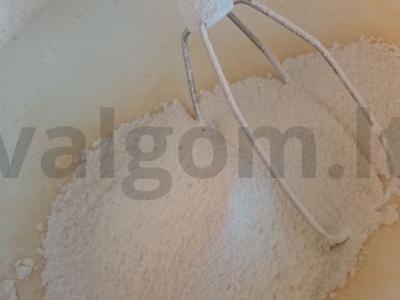 Blynai su žaliu svogūnu ir kiaušiniu Žingsnis 1