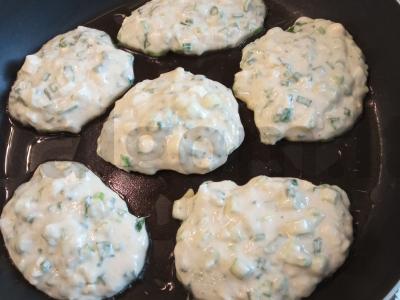 Blynai su žaliu svogūnu ir kiaušiniu Žingsnis 3