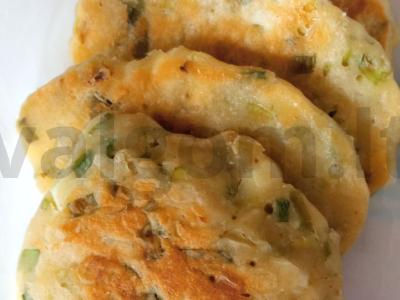 Blynai su žaliu svogūnu ir kiaušiniu pagrindine nuotrauka