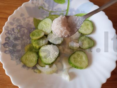 Marinuoti agurkai mikrobangų krosnelėje Žingsnis 4