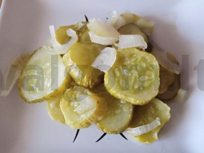 Marinuoti agurkai mikrobangų krosnelėje pagrindine nuotrauka