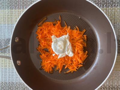 Makaronai „Grenio“ su dešra, vyšniniais pomidorais ir morkomis Žingsnis 2