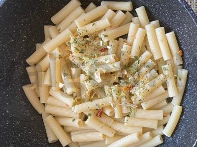 Makaronai „Grenio“ su dešra, vyšniniais pomidorais ir morkomis Žingsnis 6