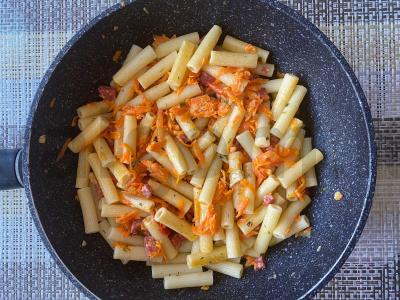 Makaronai „Grenio“ su dešra, vyšniniais pomidorais ir morkomis Žingsnis 7