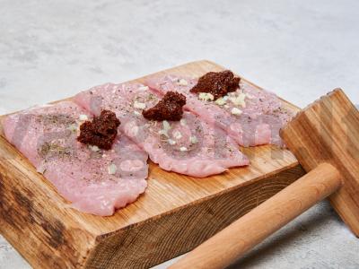 Kalakutienos filė steikai adžikoje Žingsnis 1