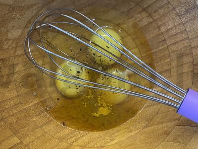 Salotos su virta jautiena, kiaušiniu ir sojų padažu Žingsnis 2