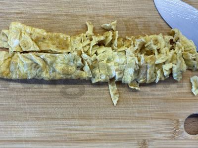 Salotos su virta jautiena, kiaušiniu ir sojų padažu Žingsnis 4