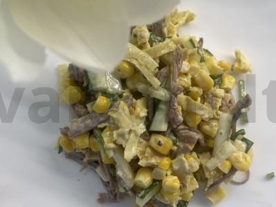 Salotos su virta jautiena, kiaušiniu ir sojų padažu pagrindine nuotrauka