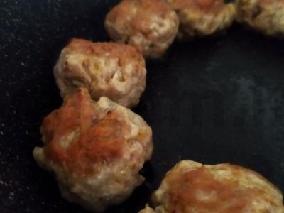 Mėsos kukuliai pomidorų padaže Žingsnis 1