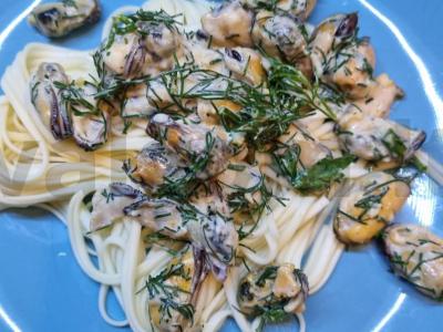 Udon su midijomis grietinėlėje pagrindine nuotrauka