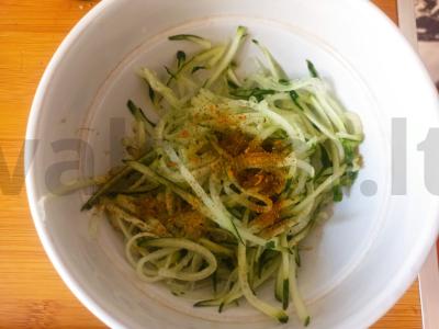 Salotas „Gastronom“ su dešra ir skrudintais duonos kubeliais Žingsnis 1