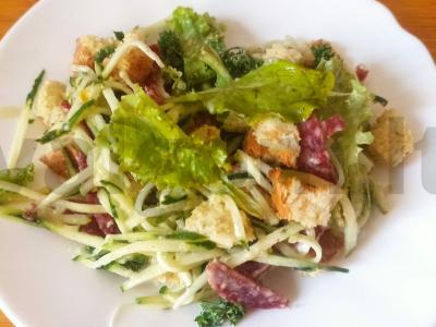 Salotas „Gastronom“ su dešra ir skrudintais duonos kubeliais pagrindine nuotrauka