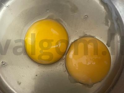 Blynai iš rūgštaus pieno ir verdančio vandens Žingsnis 1