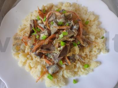 Troškintos kiaulės inkstai grietinėje su kuskusu pagrindine nuotrauka