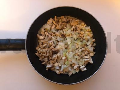 Patiekalo padažas iš pievagrybių ir vištienos filė Žingsnis 1