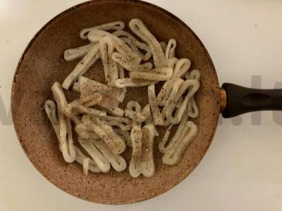 Pica su jūros gėrybėmis, mocarelos rutuliukais ir granato sėklomis Žingsnis 2