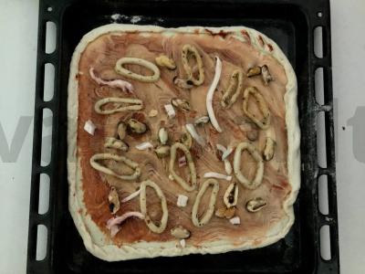 Pica su jūros gėrybėmis, mocarelos rutuliukais ir granato sėklomis Žingsnis 4