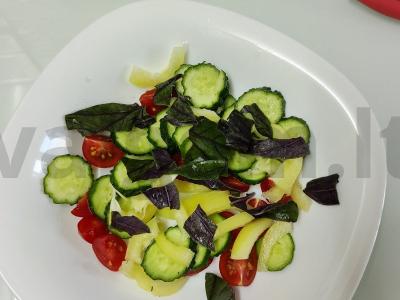 Daržovių salotas su baziliku ir sėklomis Žingsnis 2