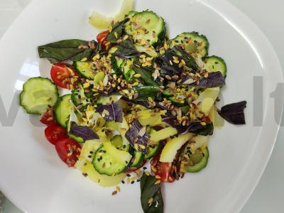 Daržovių salotas su baziliku ir sėklomis pagrindine nuotrauka