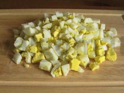 Vištienos, ananasų ir sūrio salotas Žingsnis 2