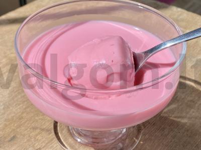 Aviečių desertas iš riebiosios grietinėlės pagrindine nuotrauka