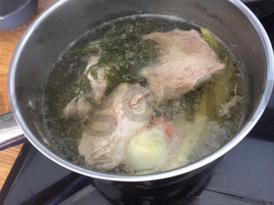 Aštrus sriuba kharcho su kiauliena Žingsnis 1