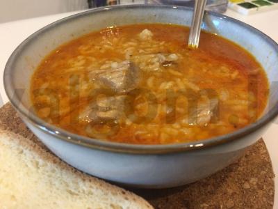 Aštrus sriuba kharcho su kiauliena pagrindine nuotrauka