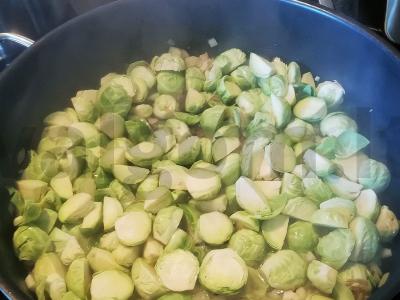 Makaronai su Briuselio kopūstais ir graikiniais riešutais Žingsnis 1