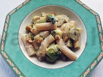 Makaronai su Briuselio kopūstais ir graikiniais riešutais pagrindine nuotrauka