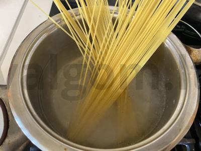 Namų makaronai su faršu, pomidorais ir kalendra Žingsnis 2