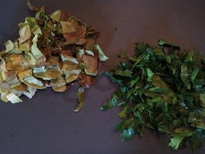 Salotos su rokforu, graikiniais riešutais ir salierais Žingsnis 1