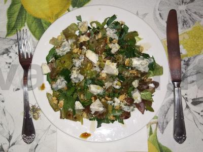 Salotos su rokforu, graikiniais riešutais ir salierais Žingsnis 3