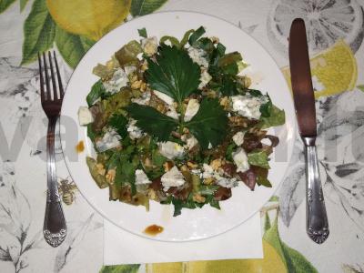 Salotos su rokforu, graikiniais riešutais ir salierais pagrindine nuotrauka