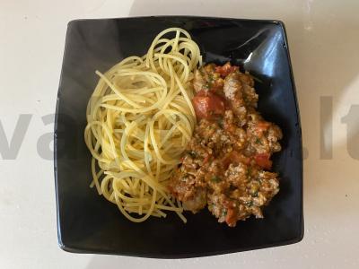 Namų makaronai su faršu, pomidorais ir kalendra pagrindine nuotrauka