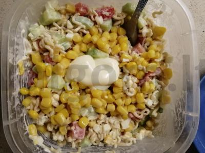 Daržovių salotas su greitai paruošiamomis makaronais Žingsnis 2