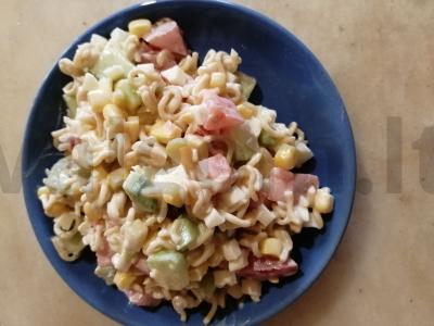 Daržovių salotas su greitai paruošiamomis makaronais pagrindine nuotrauka