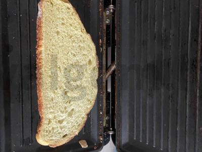 Brusketa su tunu, avokadu ir lydytu sūriu Žingsnis 1