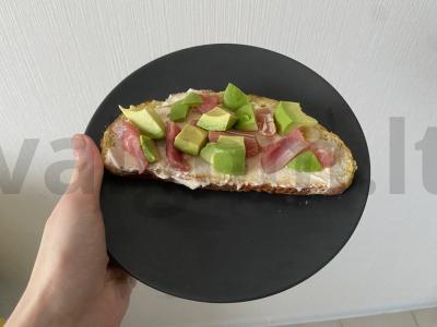 Brusketa su tunu, avokadu ir lydytu sūriu Žingsnis 3