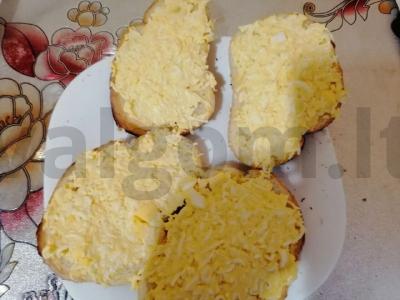 Sumuštiniai su šprotų ir kiaušinių-česnako užtepu Žingsnis 3